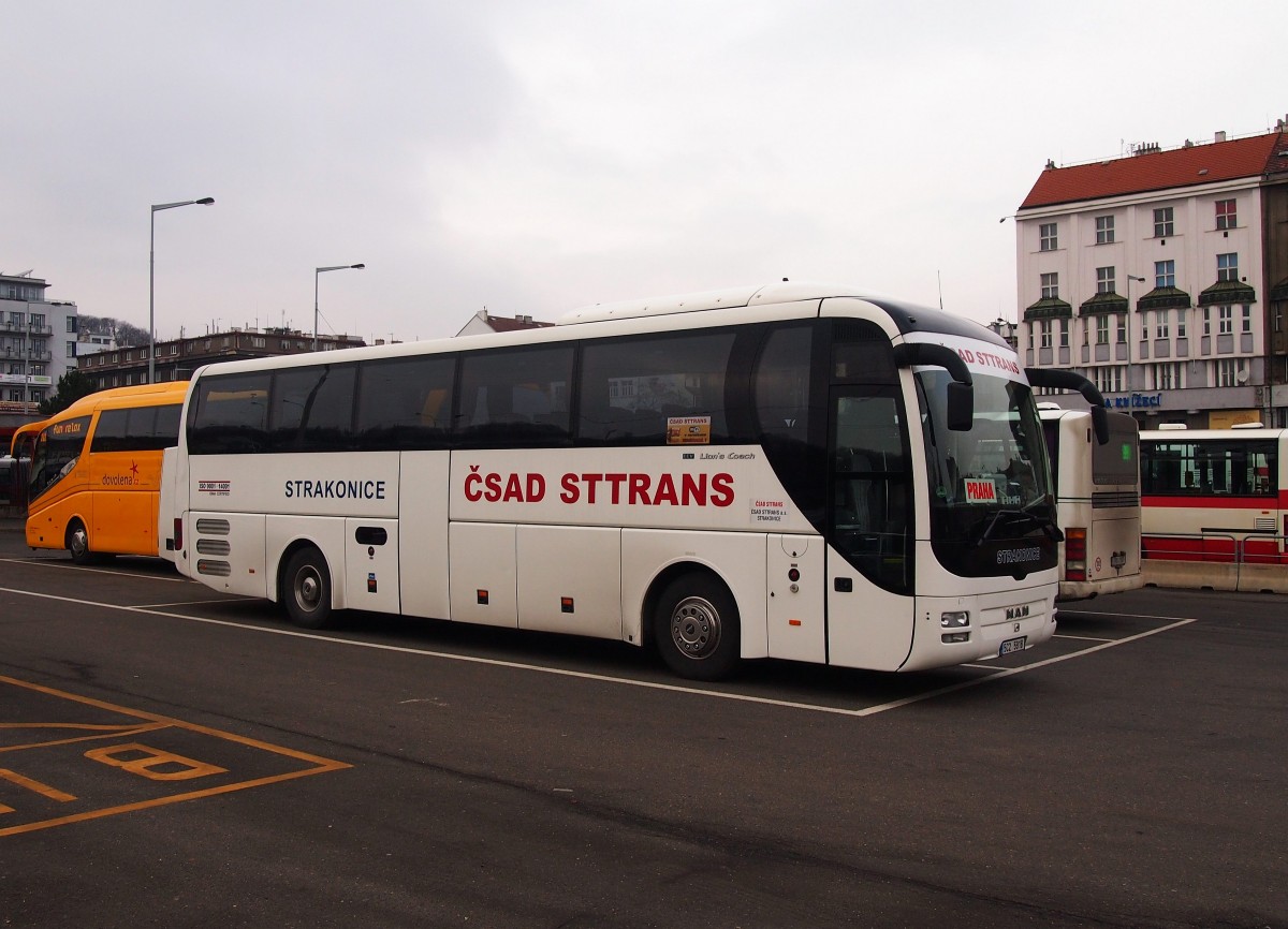 MAN Lion's Coach von ČSAD STTRANS in Prag Na Knízecí am 16.1.2015.