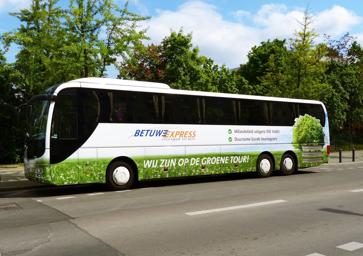 MAN Lion's Coach 'Betuwe Express' /Nl. Berlin im April 2016.