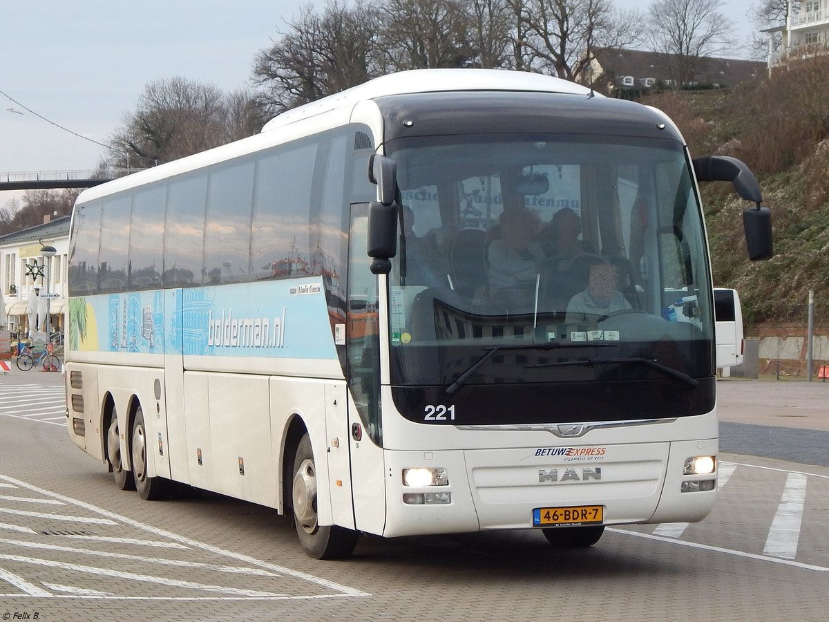 MAN Lion's Coach von Betuwe Express aus den Niederlanden im Stadthafen Sassnitz am 26.12.2017