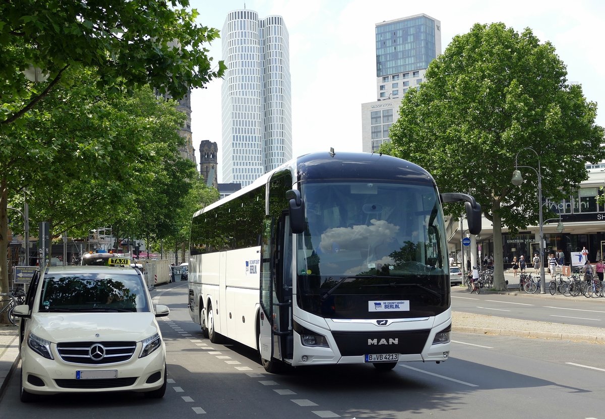 MAN Lion's Coach von Bus Verkehr Berlin -BVB, als Zusatz- / Mannschaftsbus für Hertha BSC. Berlin /Budapester Str. im Juni 2020.
