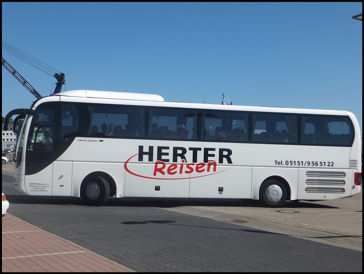 MAN Lion's Coach von Herter Reisen aus Deutschland im Stadthafen Sassnitz am 06.09.2013