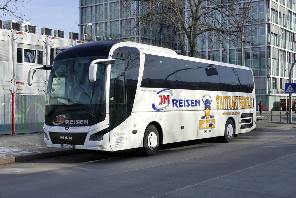 MAN Lion's Coach von JM Reisen & Stuttgart Rebels Teambus. Berlin im Februar 2023.