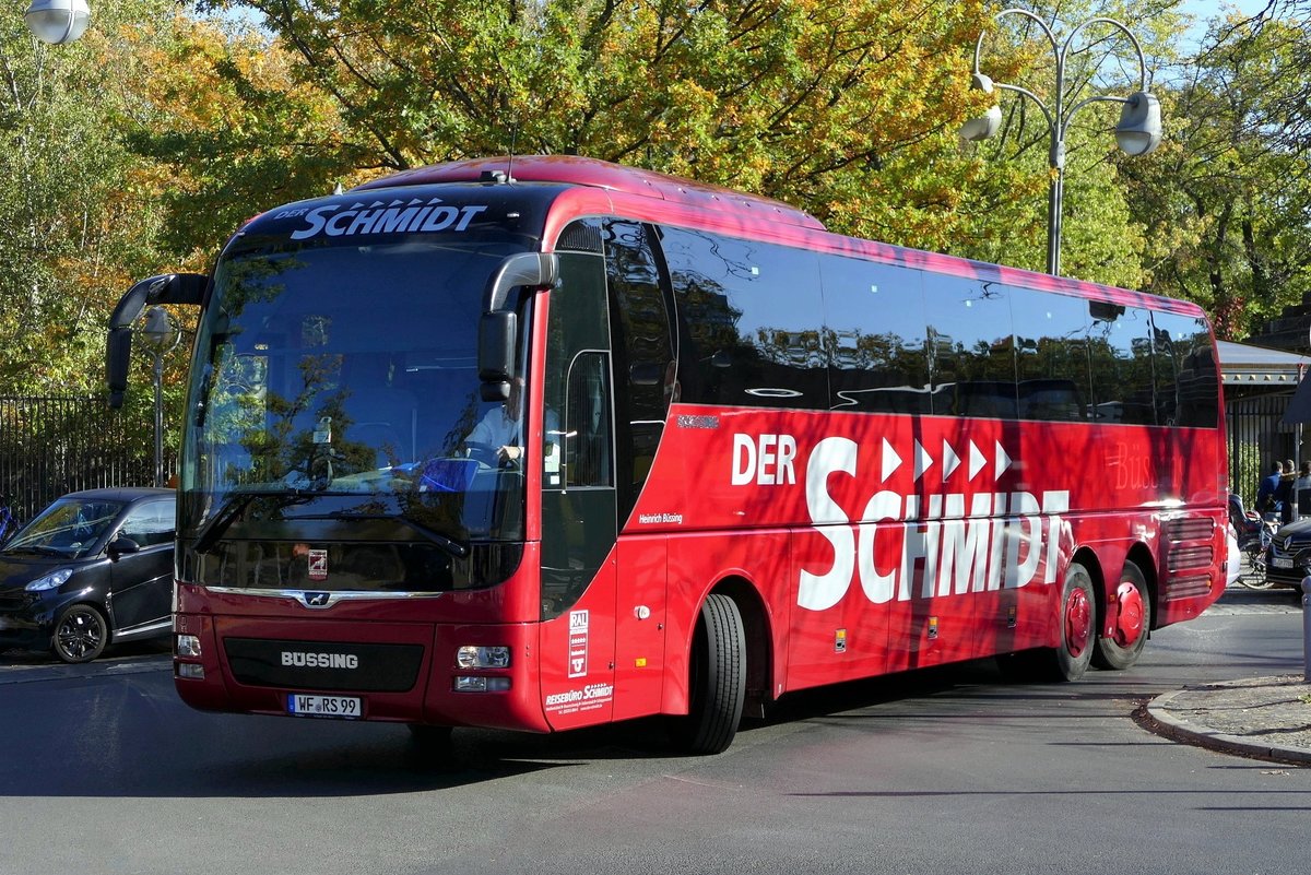 MAN Lion's Coach L, in der ,,Büssing Edition'' von 'Reisebüro -Der Schmidt' mit den Schriftzügen ''BÜSSING & HEINRICH BÜSSING'', Berlin /Hardenbergplatz im Oktober 2018