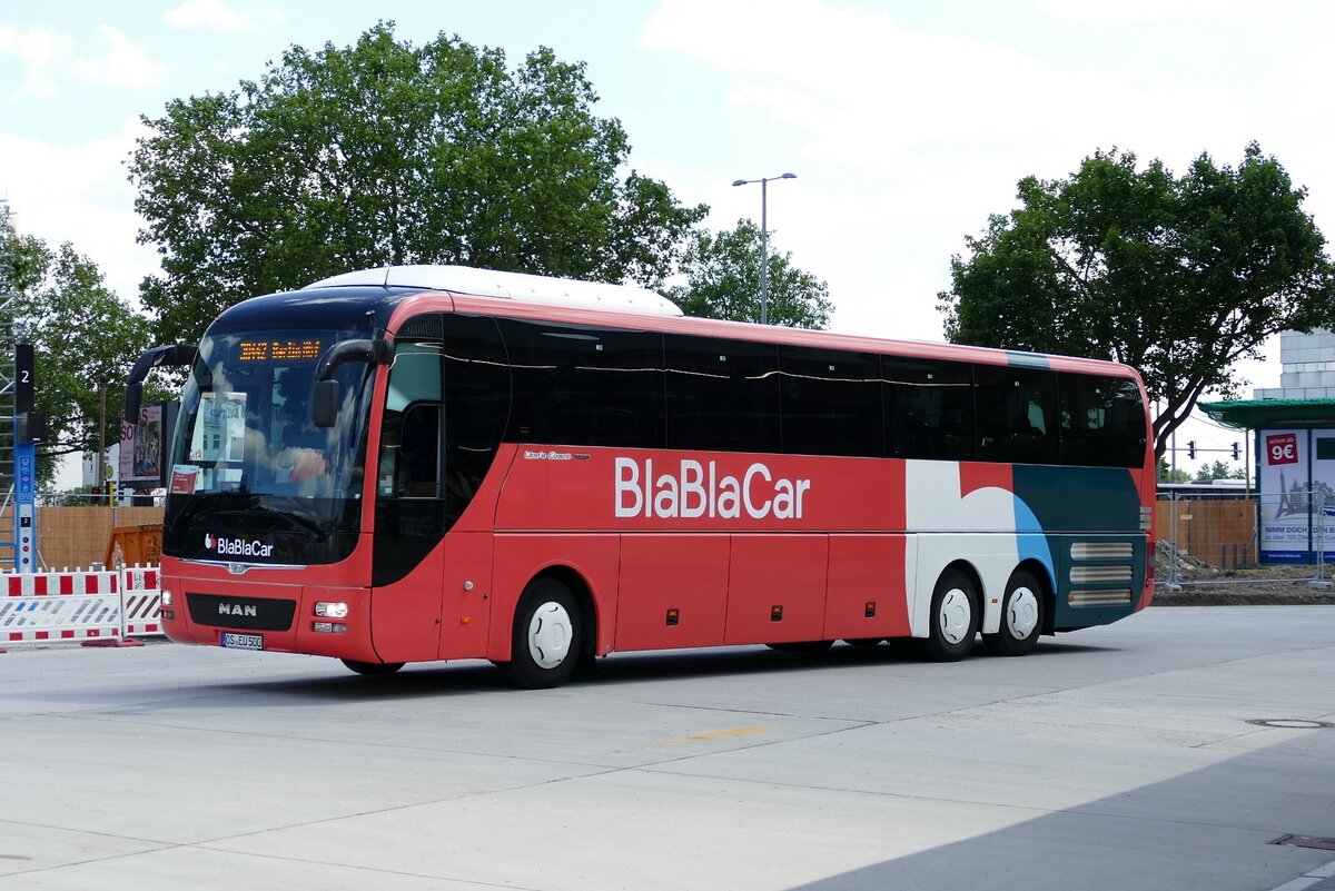 MAN Lion's Coach L, nun als BlaBlaCar Bus unterwegs, hier bei der Abfahrt vom ZOB Berlin nach Hamburg im Juli 2021.