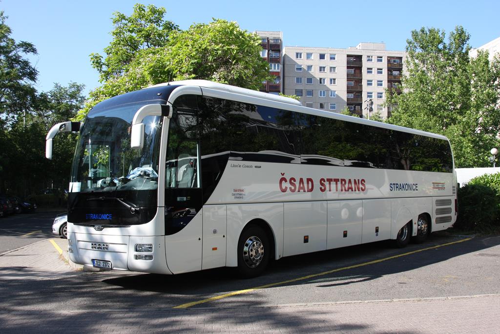 MAN Lions Coach Reisebus aus Spanien auf dem Parkplatz des Hotel Helia in Budapest am 19.6.2017.