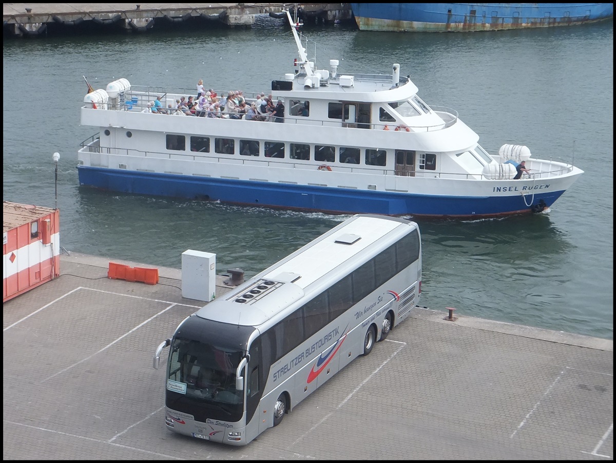 MAN Lion's Coach von Strelitzer Bustouristik aus Deutschland im Stadthafen Sassnitz am 30.08.2013