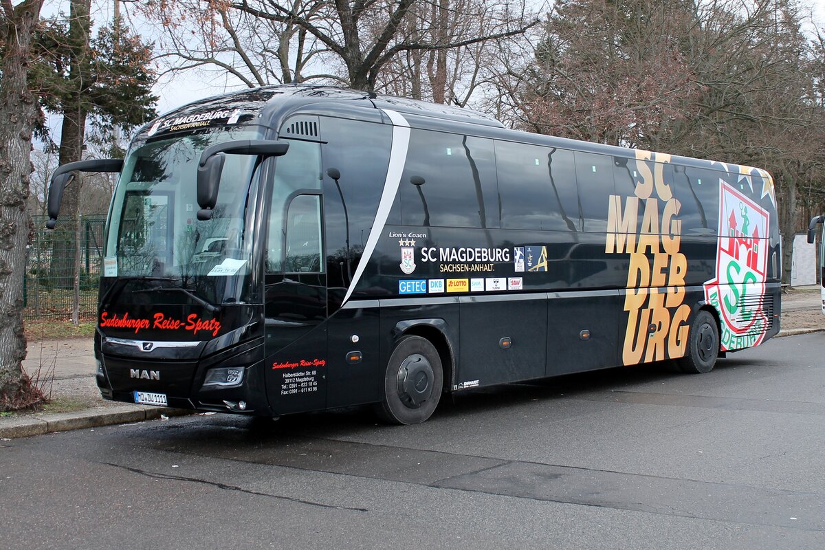 MAN Lion's Coach von der  Sudenburger Reise-Spatz GmbH (SC Magdeburg). Berlin im Januar 2024.