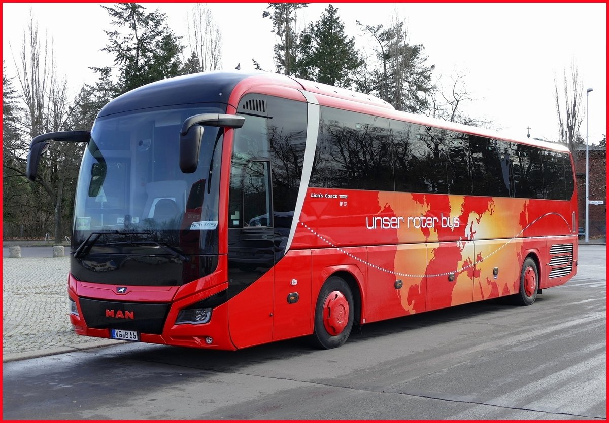 MAN Lion's Coach von urb -unser roter bus GmbH. Zur Grünen Woche (IGW), hier in Berlin -Olympiastadion,  im Januar 2020. (Grüne Woche)