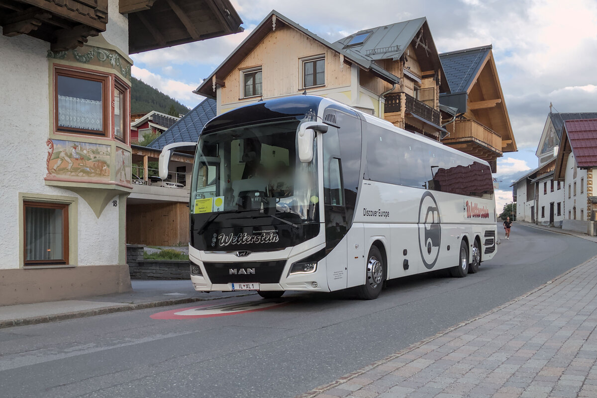 MAN Lion's Coach von Wetterstein als Schienenersatzverkehr für die Mittenwaldbahn in Reith bei Seefeld. Aufgenommen 22.7.2025.