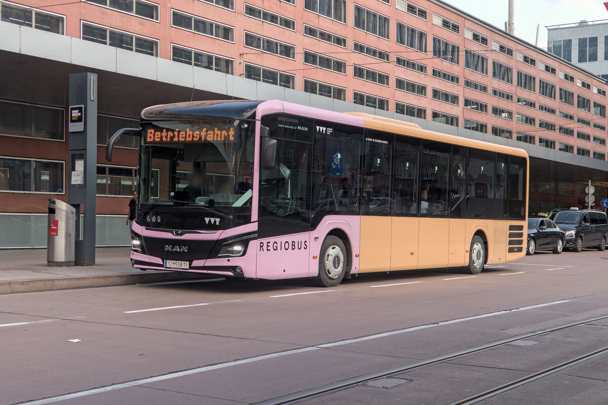 MAN Lion's Intercity LE von Reiseb�ro Breuss (SZ-538TI) am Hbf. Innsbruck. Aufgenommen 20.7.2026.
