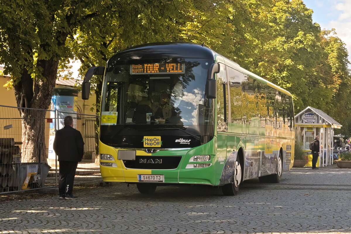 MAN Lion's Regio von Albus Salzburg (S-670TJ) als Hop On-Hop Off Tour Yellow Line (Sightseeingbus) in Salzburg, Mirabellplatz. Aufgenommen 21.9.2022.