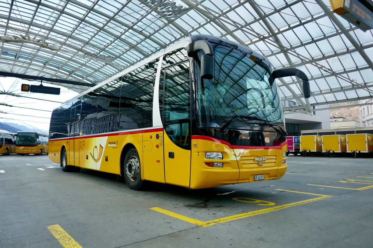 MAN Lion's Regio auf dem Feld 9 parkiert, am 17.1216 auf dem Postdeck chur.