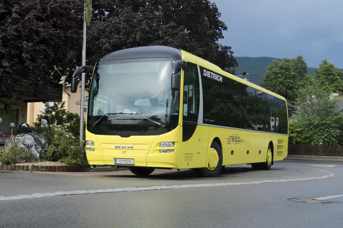 MAN Lion's Regio von Dietrich Touristik, IL-OO9 in der VVT Regiobus Beklebung ist in Telfs Bahnhofstrae abgestellt. Aufgenommen 9.7.2017.