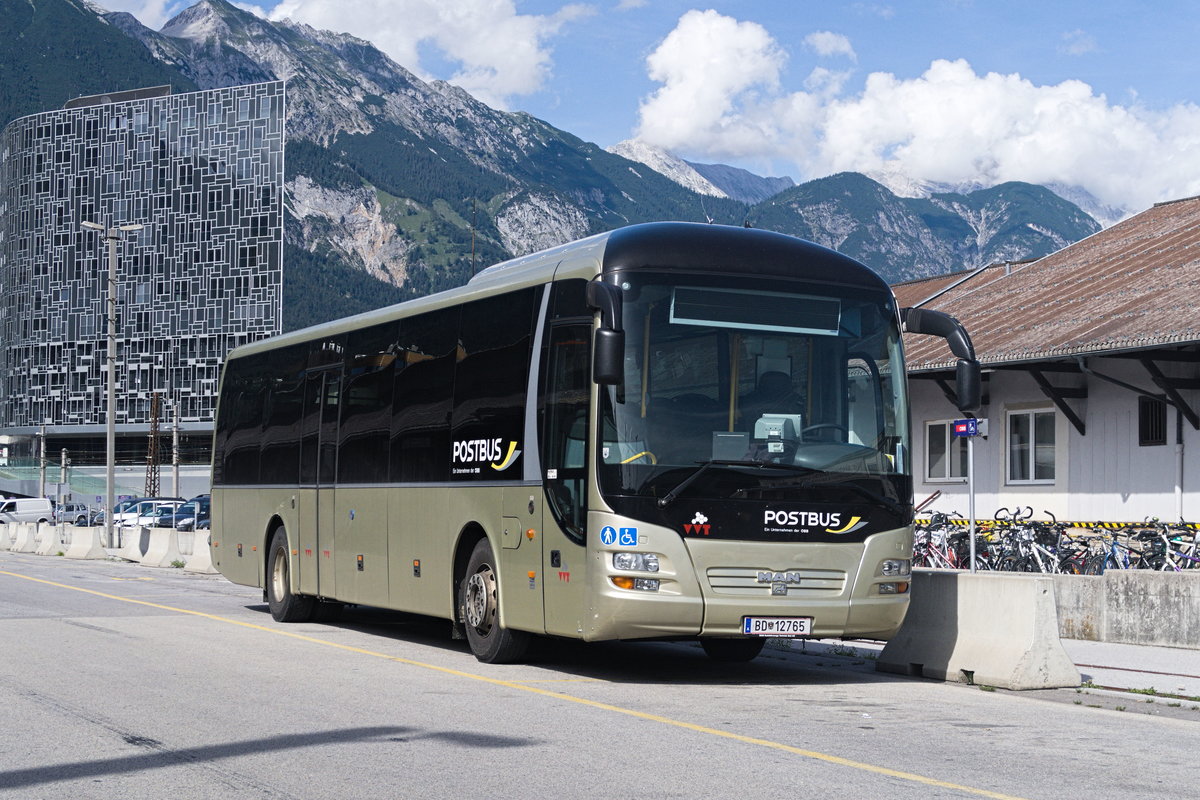 MAN Lion's Regio von Postbus BD-12765 in Sandquarz-Lackierung, abgestellt am Frachtenbhf./Autoverladung in Innsbruck. Aufgenommen 16.8.2019.