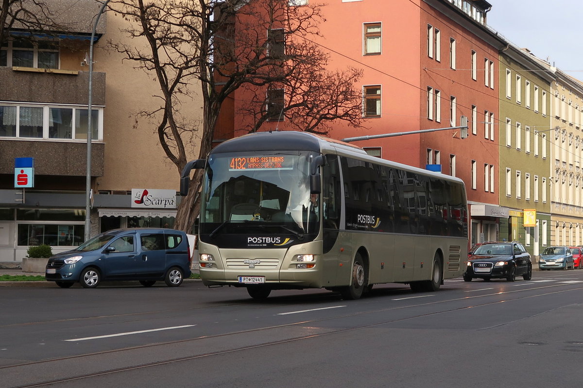 MAN Lions Regio PT-12441 von Postbus als Linie 4132 in der Amraser Straße in Innsbruck. Aufgenommen 12.4.2018.