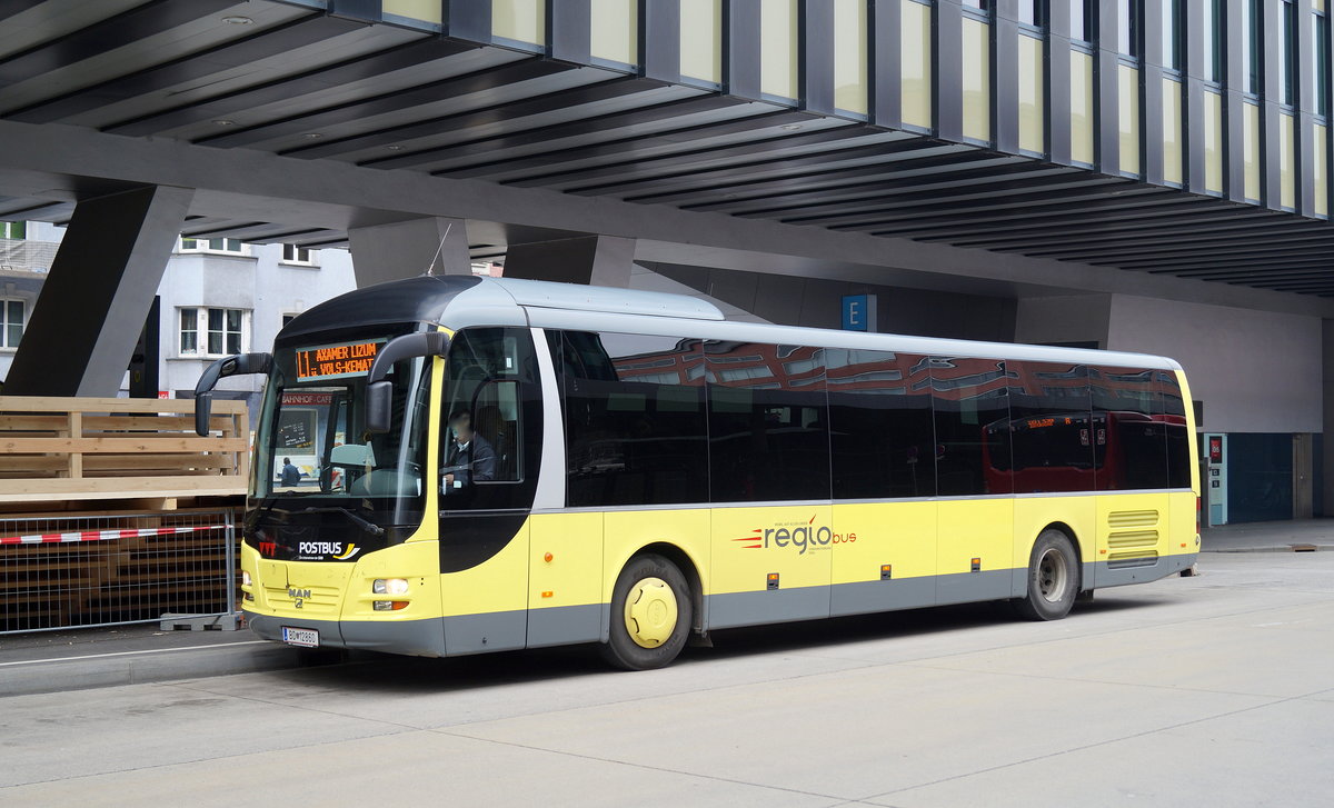 MAN Lion's Regio R12 (BD-12860, ex Landbus Bregenzerwald) steht als Linie L1 Richtung Axamer Lizum vor dem Hauptbahnhof Innsbruck und wartet auf Fahrgäste und Abfahrtszeit, 13.04.2019.