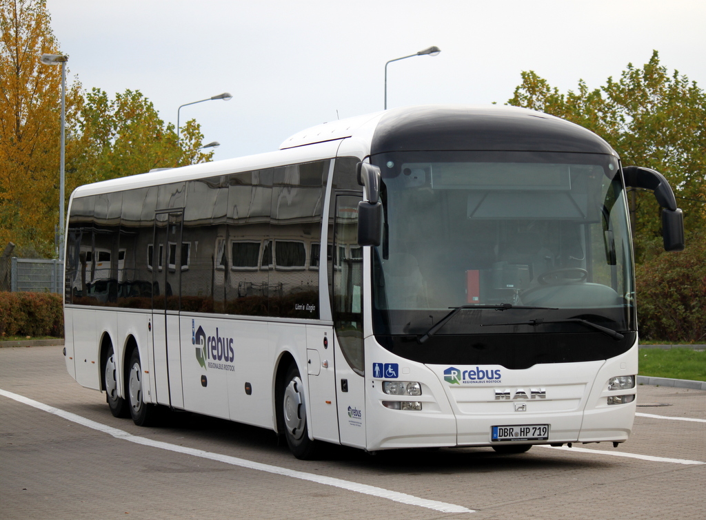 MAN Lion's Regio steht mit neuer rebus Regionalbus Rostock Werbung in Hhe Rostock Hauptbahnhof/Sd abgestellt.19.10.2013