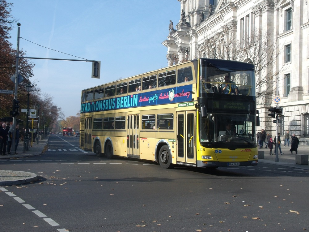 MAN ND 313 Lion´s City DD - B V 3233 - Wagen 3233 - in Berlin, Scheidemannstraße (am Reichstag) - am 31-Oktober-2015