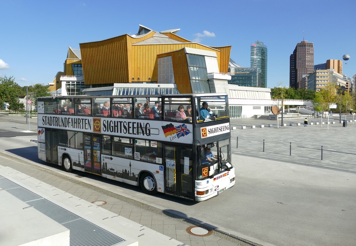 MAN ND202 (B-AA 724)  - 'Der Tempelhofer' KG Berlin, Stadtrundfahrten, an der Philharmonie im Oktober 2021.