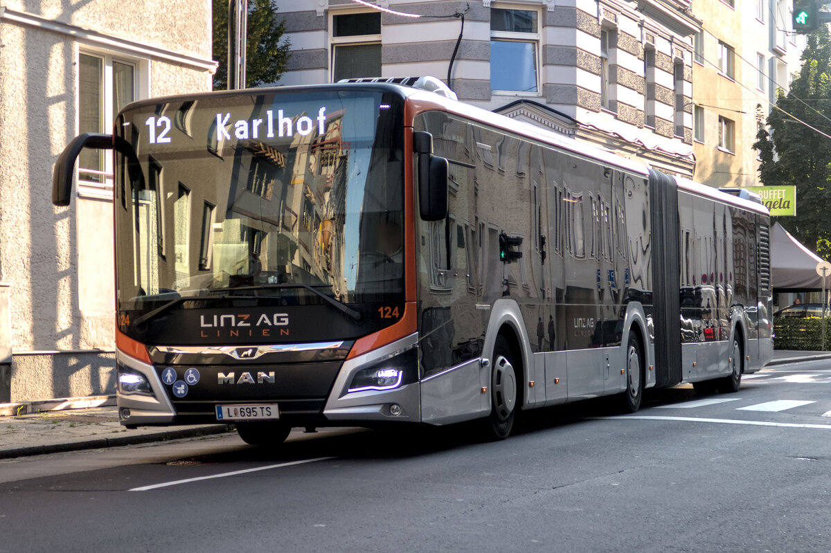 MAN New Lions City EfficientHybrid der Linz AG Linien (Bus Nr. 124, L-695TS) als Linie 12 in Linz, Goethestra�e. Aufgenommen 11.9.2025.