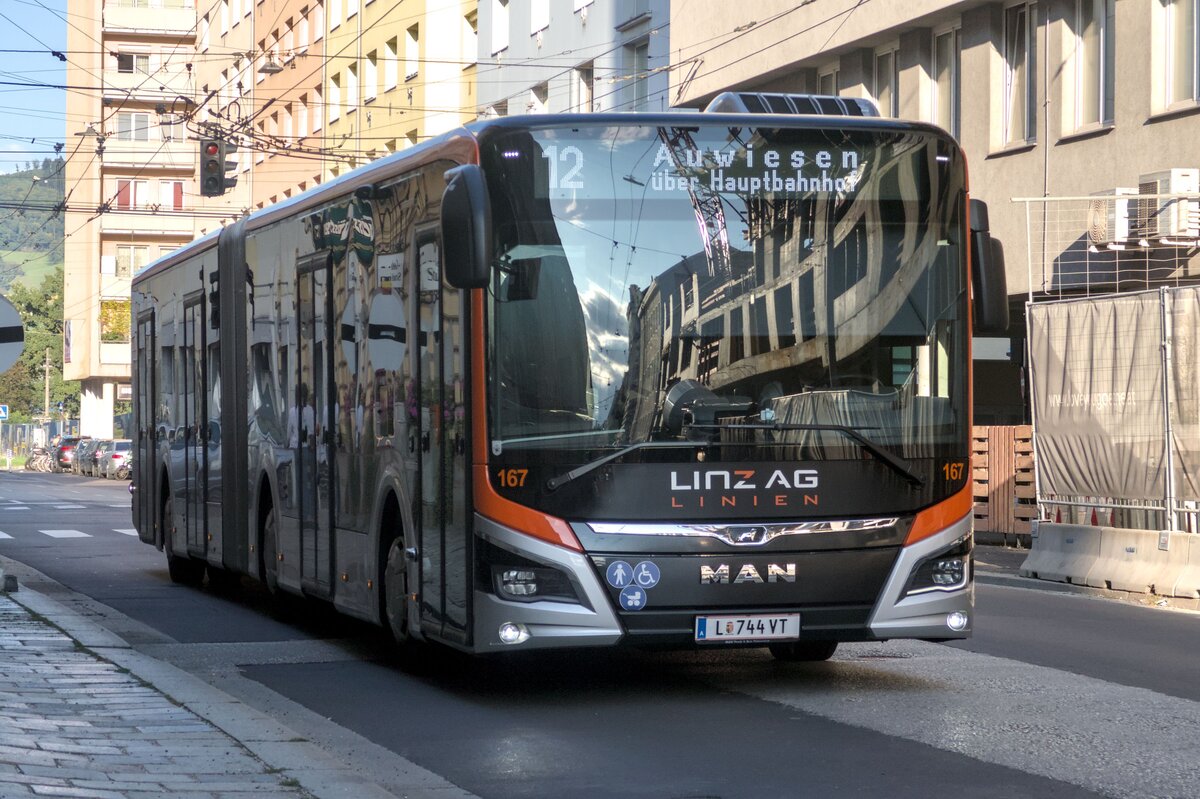 MAN New Lions City EfficientHybrid der Linz Linien (Bus Nr. 167, L-744VT) als Linie 12 in Linz, Goethestra�e. Aufgenommen 11.9.2025.