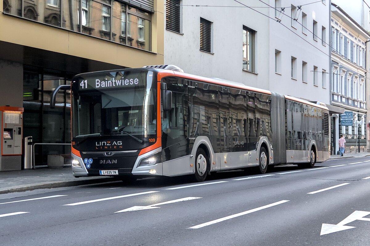 MAN New Lions City EfficientHybrid der Linz Linien (Bus Nr. 109, L-635TN) als Linie 41 an der Hst. Humboldtstra�e in Linz. Aufgenommen 11.9.2025.