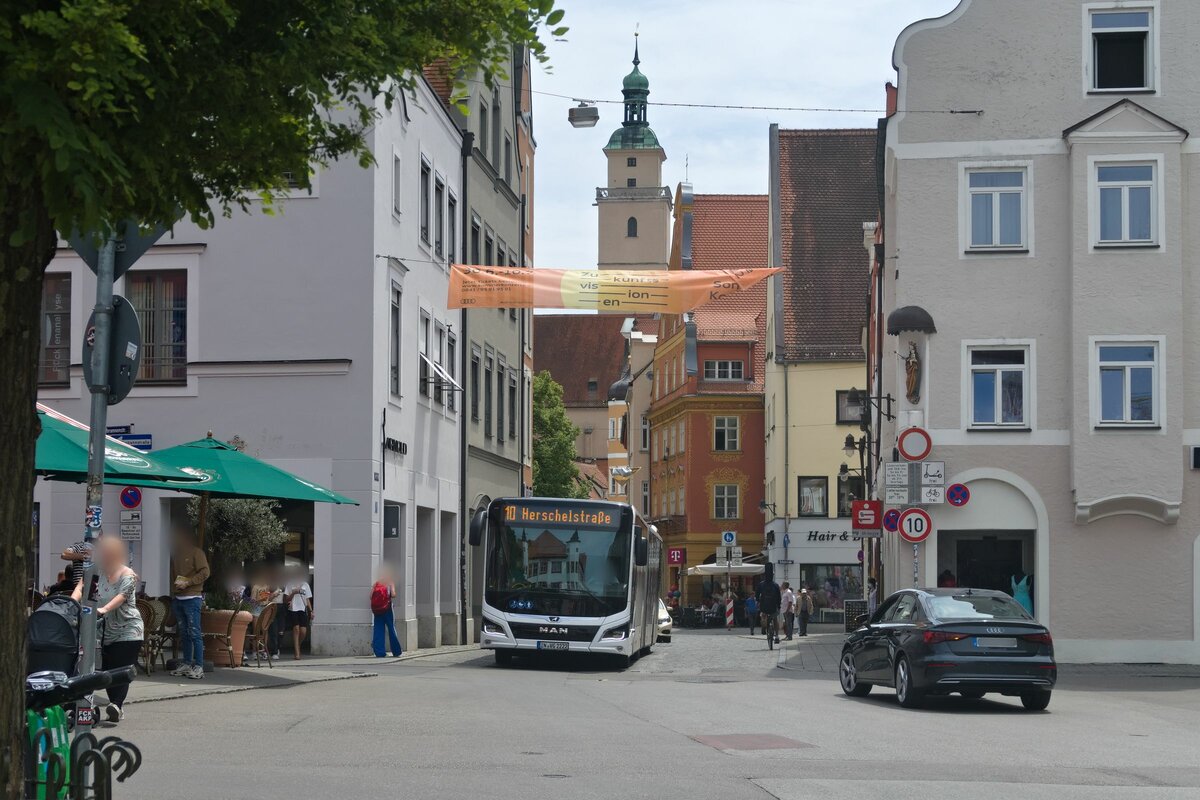 MAN New Lions City der Ingolstädter Verkehrsgesellschaft (IN-VG 2222) als Linie 10 in Ingolstadt, Am Stein. Aufgenommen 21.6.2022.