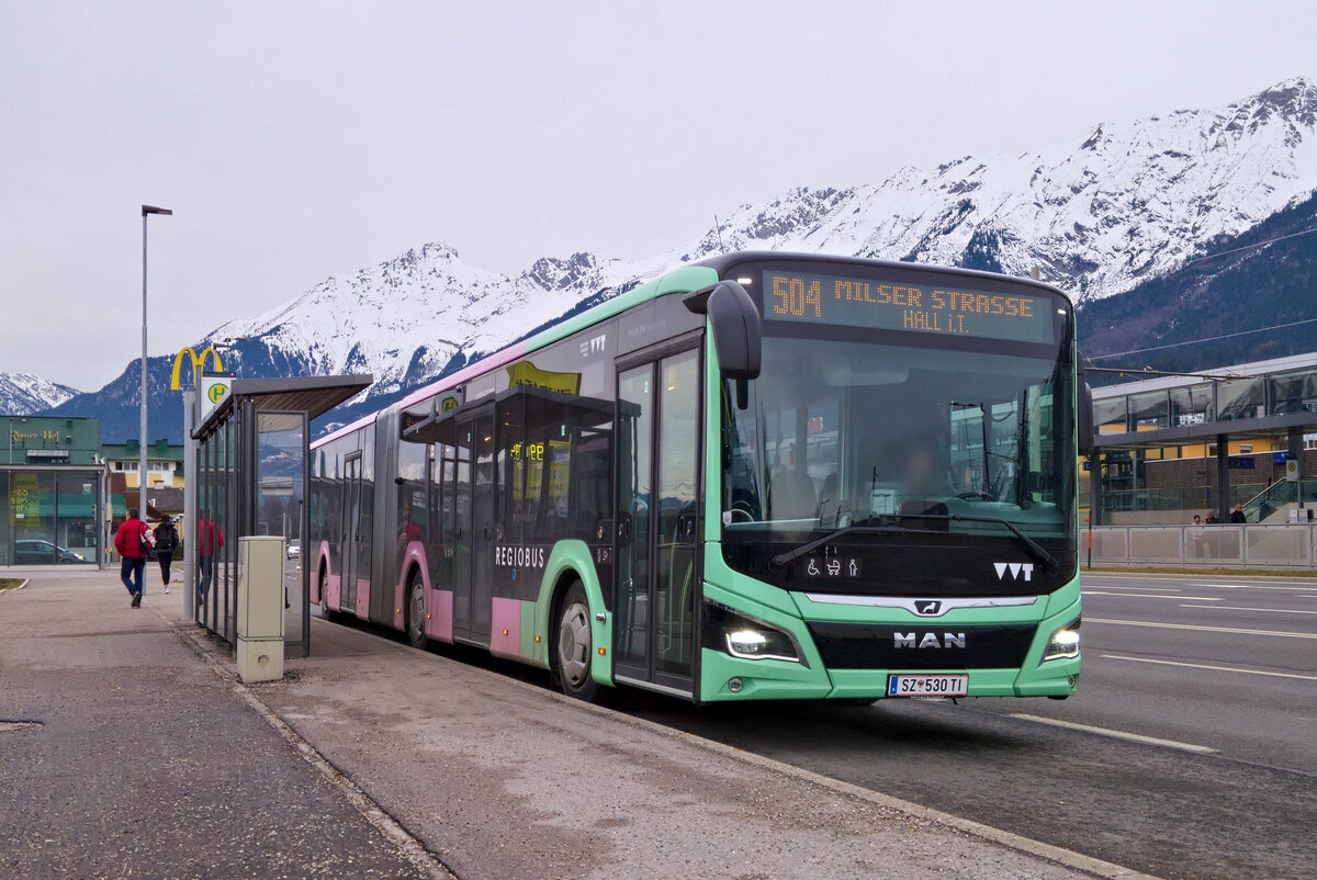 MAN New Lions City von Ledermair (SZ-530TI) als Linie 504 an der Haltestelle Rum Bahnhof. Aufgenommen 28.12.2023.