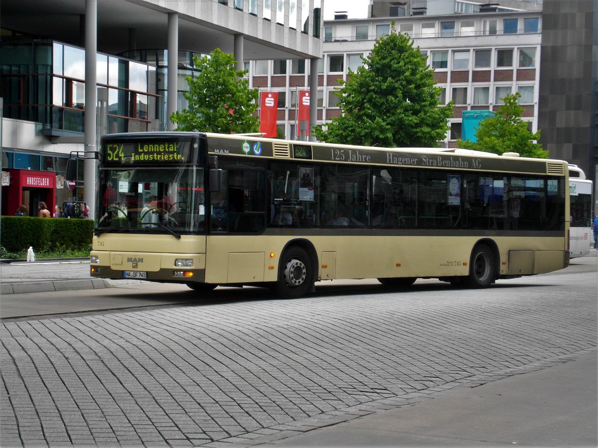 MAN Niederflurbus 2. Generation auf der Linie 524 nach Lennetal Industriestraße an der Haltestelle Sparkassenkarree/Stadtmitte.(13.7.2017)
