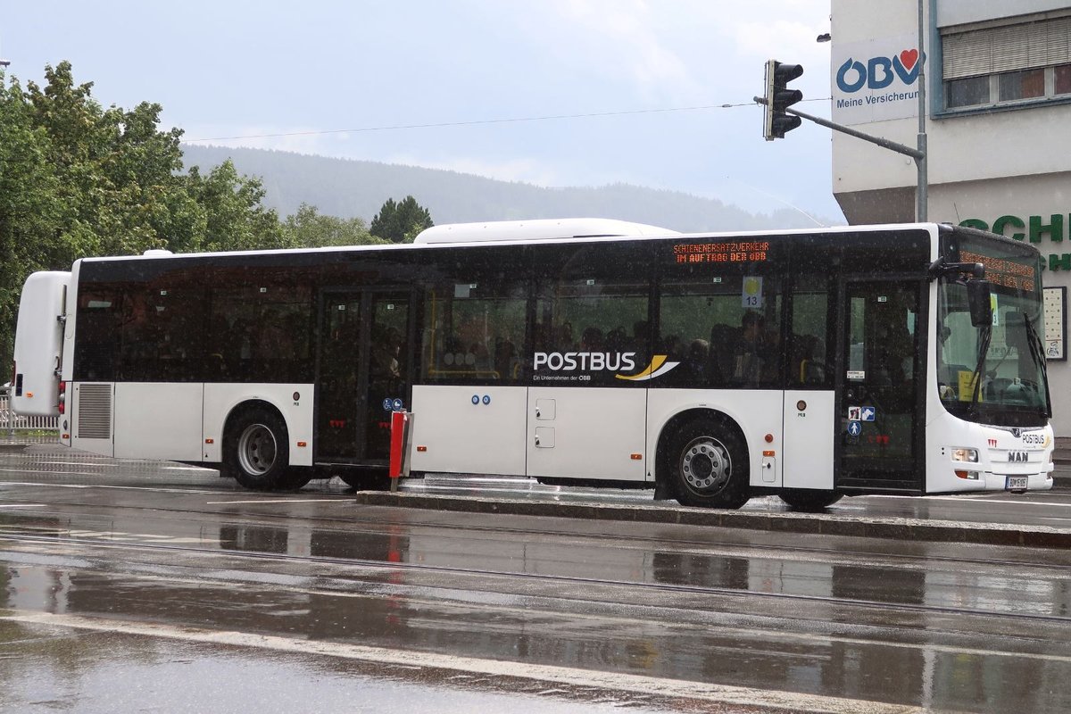 MAN Niederflurbus 3. Generation (Lion's City) von Postbus BD-15105 als Schienenersatz für die Mittenwaldbahn in der Amraser Straße in Innsbruck. Aufgenommen 5.7.2018.