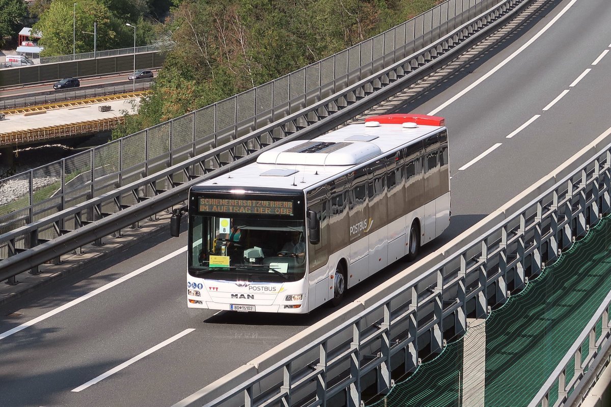 MAN Niederflurbus 3. Generation (Lion's City) von Postbus BD-15102 als Schienenersatzverkehr für die Brennerbahn auf der Bergiselbrücke der Brennerautobahn. Aufgenommen 20.8.2018.
