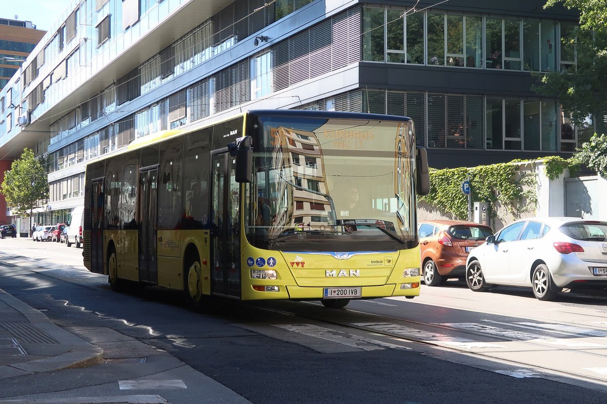 MAN Niederflurbus 3. Generation (Lion's City) Bus Nr. 200 der Innbus Regionalverkehr GmbH, einer Tochtergesellschaft der Innsbrucker Verkehrsbetriebe und Stubaitalbahn GmbH, ist als Linie 501 wegen Innenstadtsperre anläßlich der Rad-WM in der Ing.-Etzel-Straße unterwegs. Aufgenommen 26.9.2018.