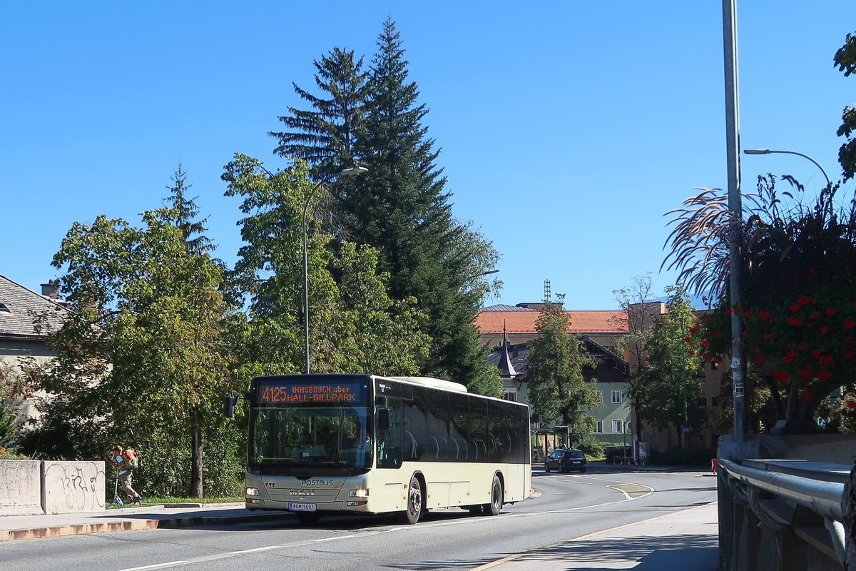 MAN Niederflurbus 3. Generation (Lion's City) von Postbus BD-15097 ist als Linie 4125 wegen der Sperre der Innenstadt durch die Rad-WM über die Reichenauer Straße umgeleitet, hier an der Pradler Brücke. Aufgenommen 26.9.2018.