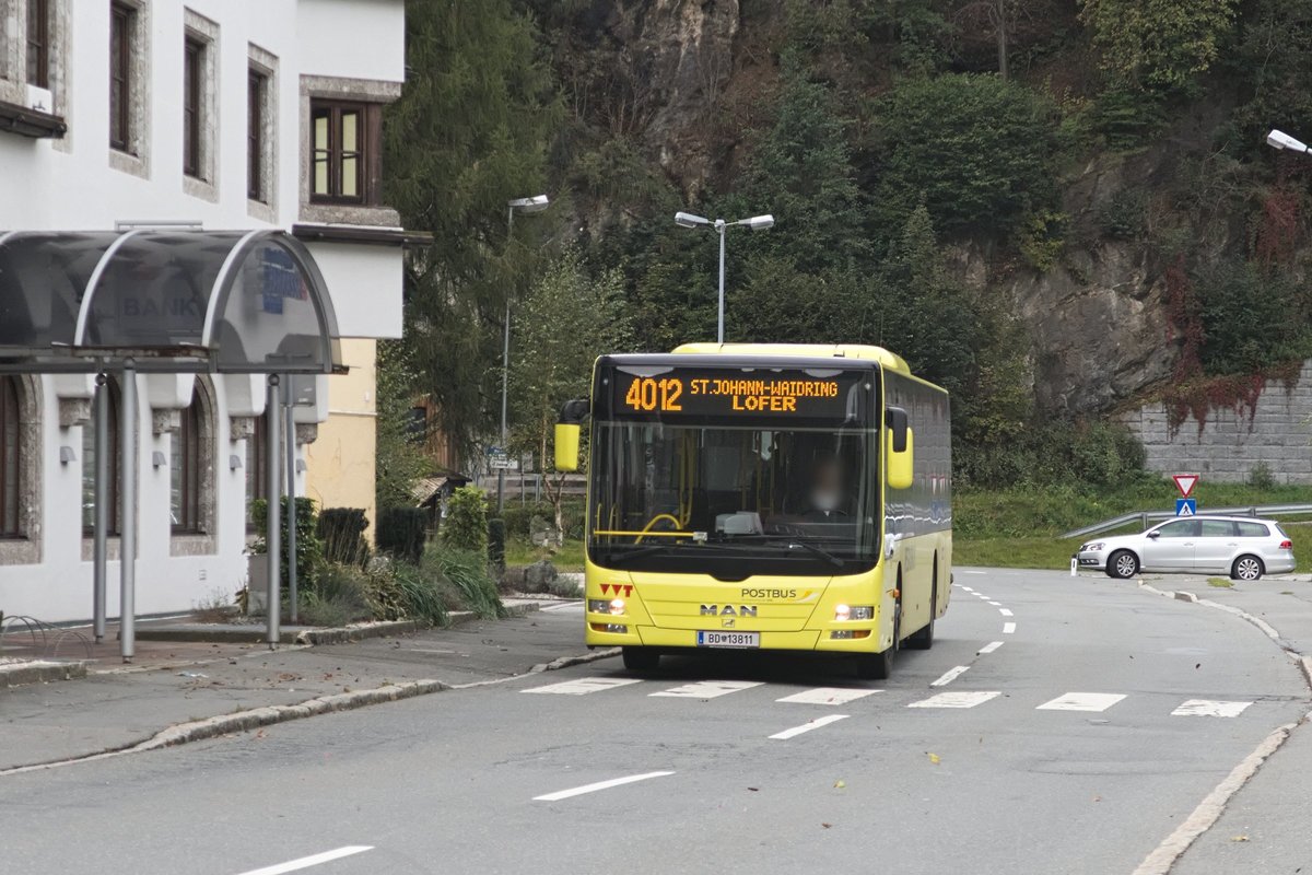 MAN Niederflurbus 3. Generation (Lion's City) von Postbus (BD-13811) als Linie 4012 in Kitzbühel, Bahnhofstraße. Aufgenommen 2.10.2020.