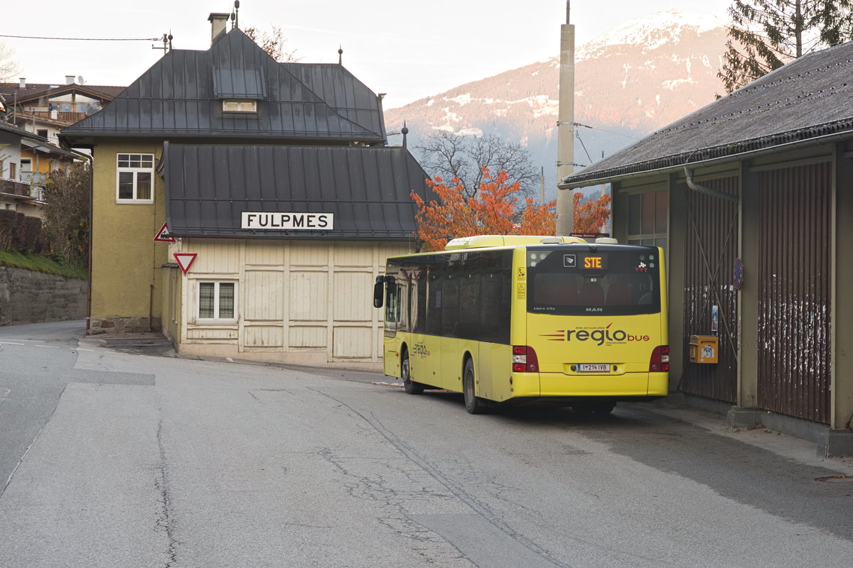MAN Niederflurbus 3. Generation (Lion's City) der Innbus Regionalverkehr/Innsbrucker Verkehrsbetriebe (Bus Nr. 214) als Schienenersatzverkehr für die Stubaitalbahn/Linie STE an der Haltestelle Fulpmes Bahnhof. Aufgenommen 30.10.2020.