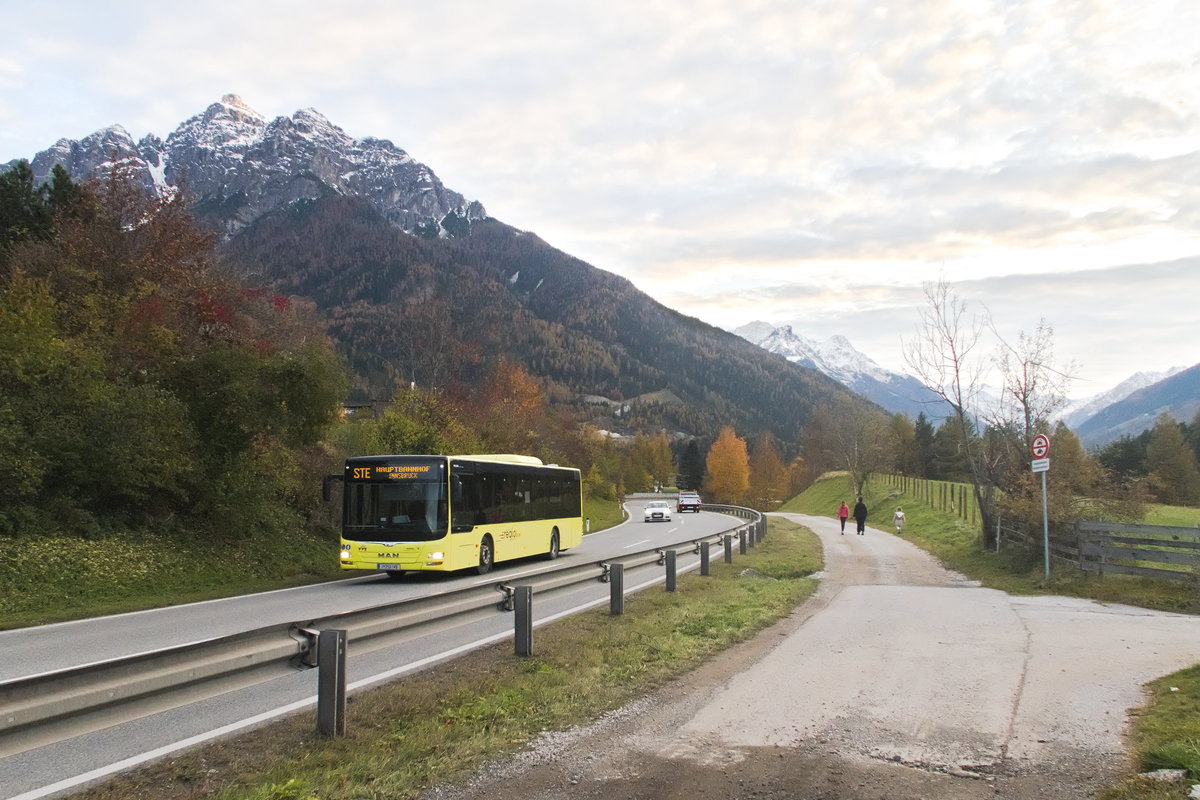 MAN Niederflurbus 3. Generation (Lion's City) der Innbus Regionalverkehr/Innsbrucker Verkehrsbetriebe (Bus Nr. 213) als Schienenersatzverkehr für die Stubaitalbahn/Linie STE in Mieders, Stubaitalstraße. Aufgenommen 2.11.2020.