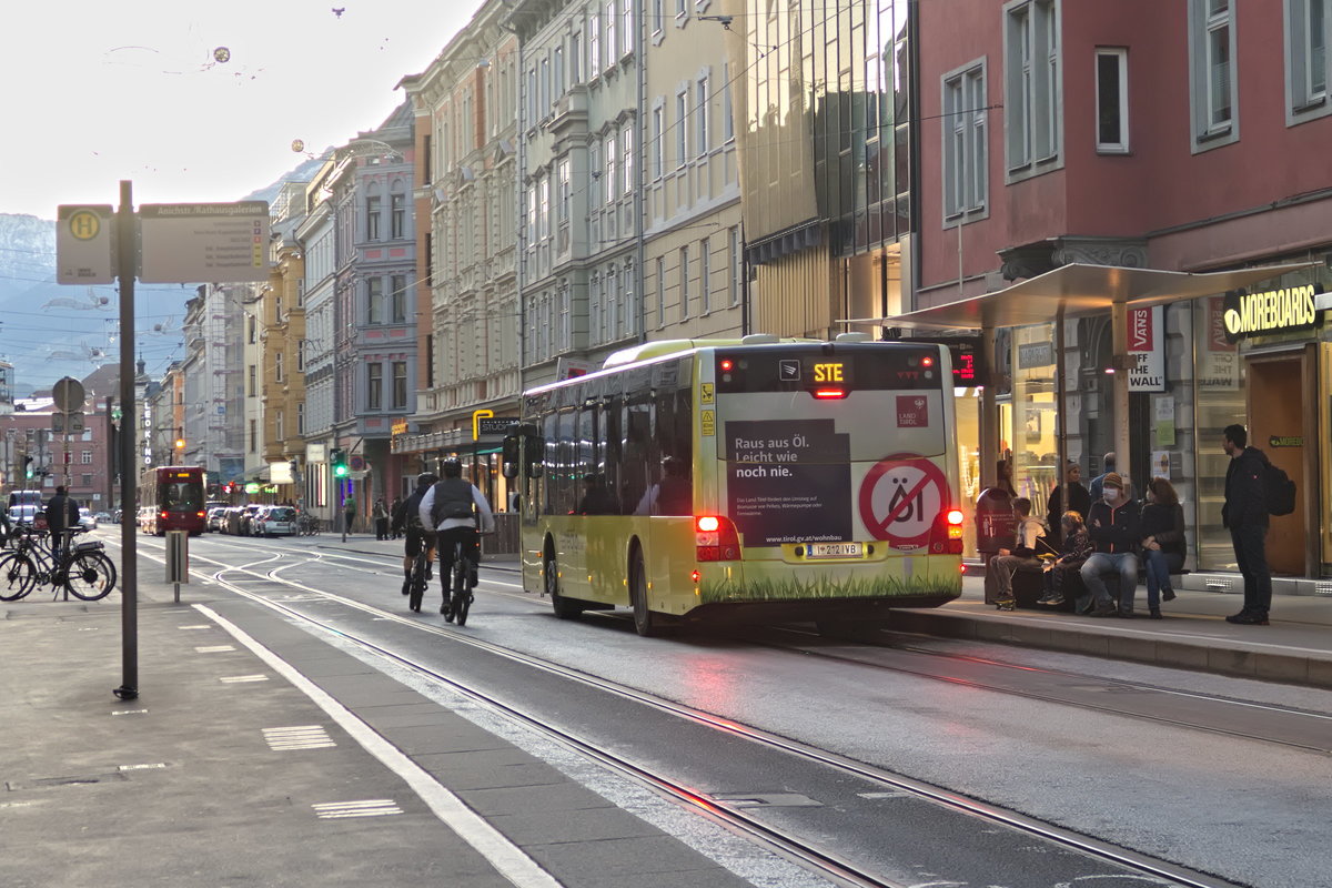 MAN Niederflurbus 3. Generation (Lion's City) der Innbus Regionalverkehr/Innsbrucker Verkehrsbetriebe (Bus Nr. 212) als Schienenersatzverkehr für die Stubaitalbahn/Linie STE an der Haltestelle Anichstraße/Rathausgalerien in Innsbruck. Aufgenommen 7.11.2020.