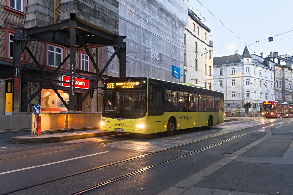 MAN Niederflurbus 3. Generation (Lion's City) der Innbus Regionalverkehr/Innsbrucker Verkehrsbetriebe (Bus Nr. 214) als Schienenersatzverkehr für die Stubaitalbahn/Linie STE an der Haltestelle Bürgerstraße in Innsbruck. Aufgenommen 7.11.2020.