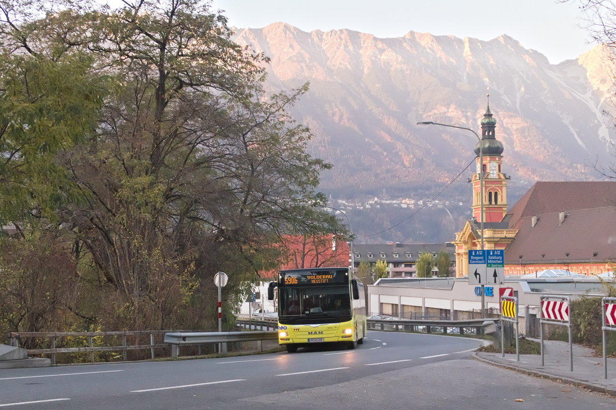 MAN Niederflurbus 3. Generation (Lion's City) der Innbus Regionalverkehr/Innsbrucker Verkehrsbetriebe (Bus Nr. 242) als Linie 590b in Innsbruck, Brennerstraße. Aufgenommen 11.11.2020.