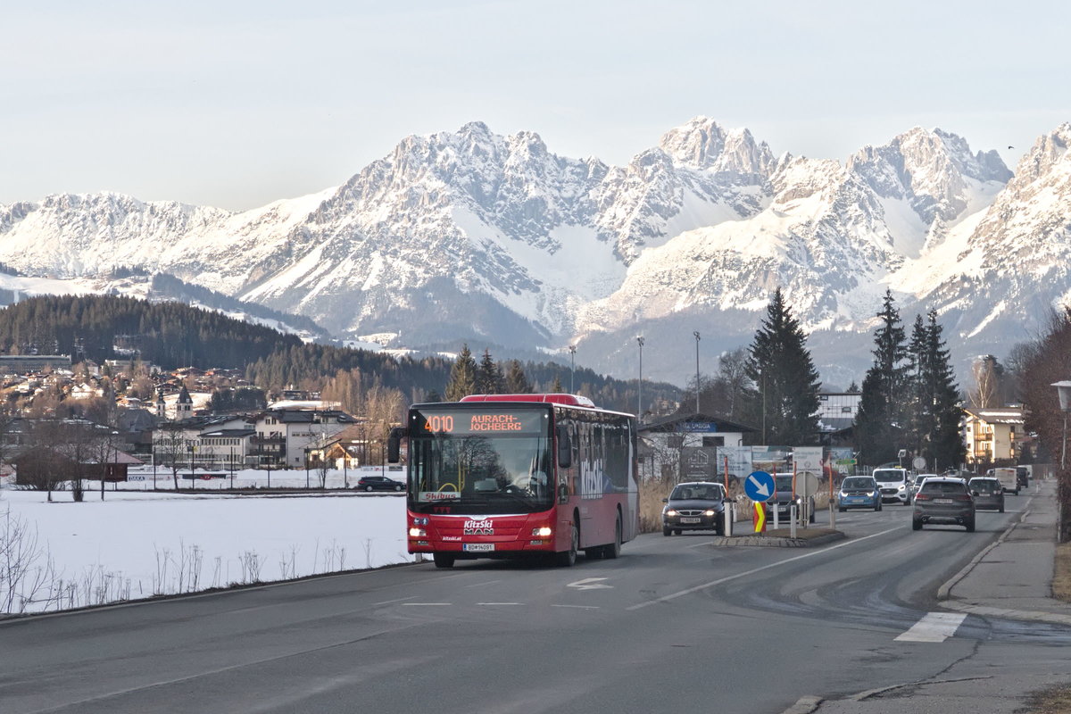 MAN Niederflurbus 3. Generation (Lion's City) von Postbus (BD-14091) als linie 4010 in Kitzbühel, Jochberger Straße. Aufgenommen 4.2.2021.