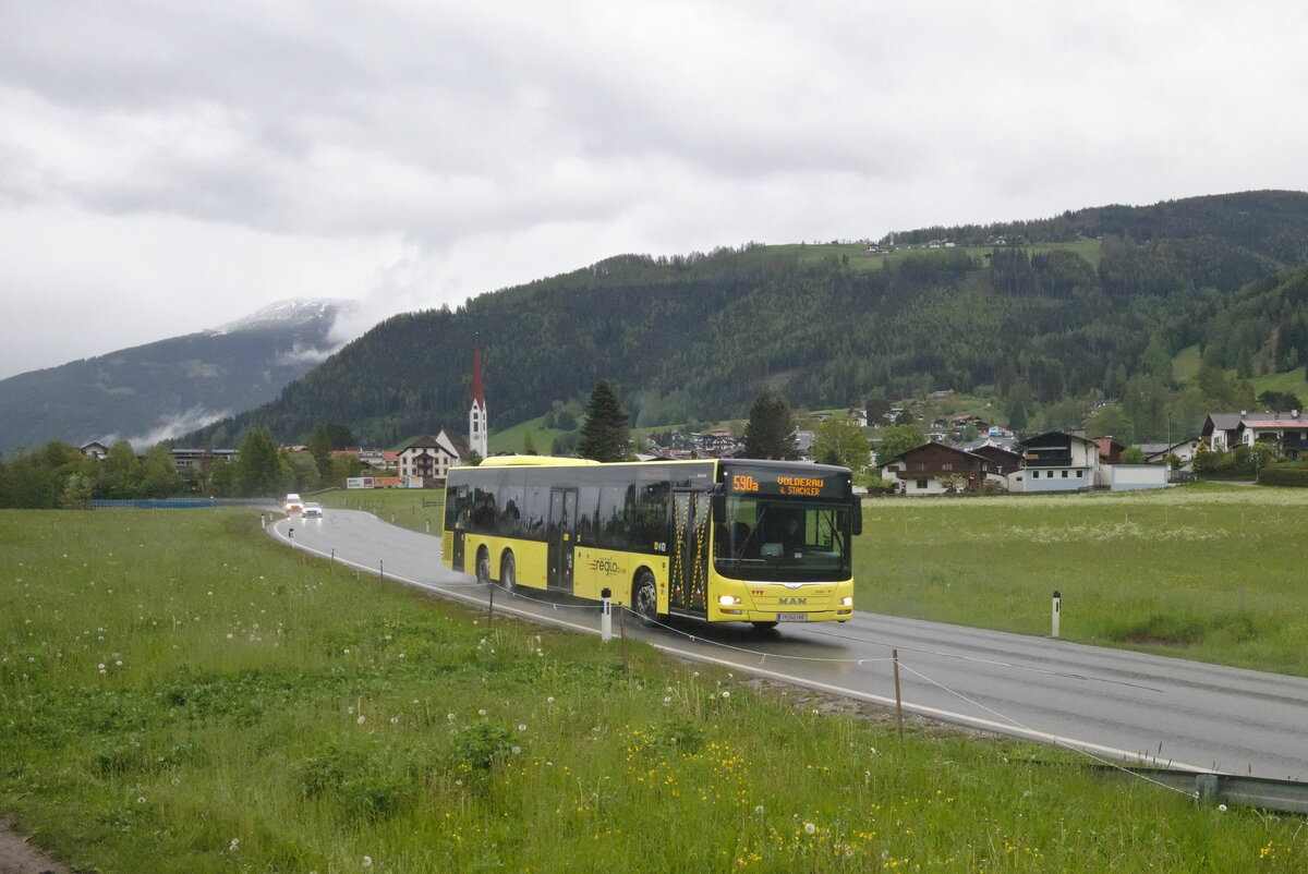 MAN Niederflurbus 3. Generation (Lion's City) der Innbus Regionalverkehr/Innsbrucker Verkehrsbetriebe (Bus 240) ist als Linie 590a in Mieders über die Stubaitalstraße umgeleitet. Aufgenommen 18.5.2021.