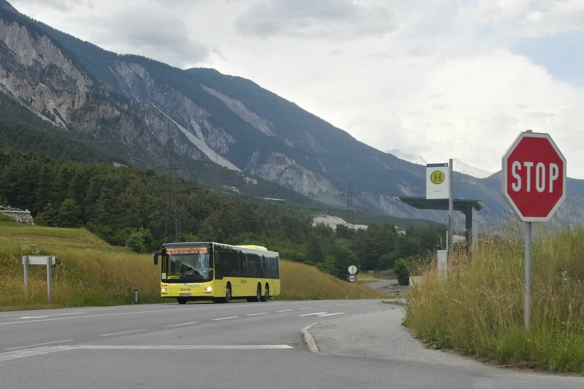 MAN Niederflurbus 3. Generation (Lion's City) von Postbus (BD-15002) als Schienenersatzverkehr für die Arlbergbahn in Roppen, B171. Aufgenommen 24.6.2021.
