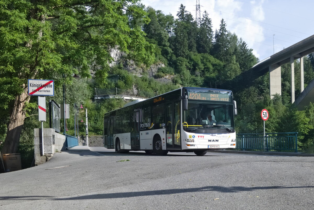 MAN Niederflurbus 3. Generation (Lion's City) von Postbus (BD-15110) als Linie 4204 in Karrösten, Königskapelle. Aufgenommen 22.6.2021.