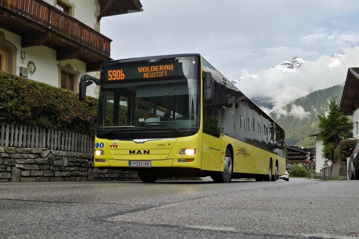 MAN Niederflurbus 3. Generation (Lion's City) von Innbus Regionalverkehr/Innsbrucker Verkehrsbetriebe (Bus Nr. 233) als Linie 590b in Neustift, Scheibe. Aufgenommen 30.5.2022.