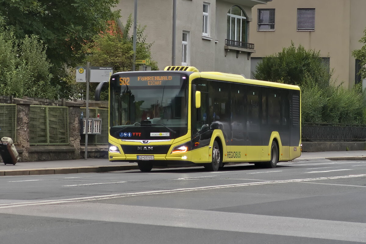 MAN Niederflurbus New Lions City von Ledermair (SZ-277FC) als Linie 502 an der Haltestelle Innsbruck Mühlauer Brücke. Aufgenommen 3.8.2023.