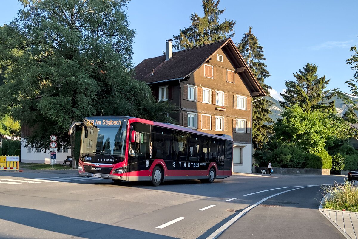 MAN Niederflurbus New Lions City von Postbus (BD-15928) als Linie 208 in Dornbirn, Haselstauderstraße. Aufgenommen 17.7.2025.