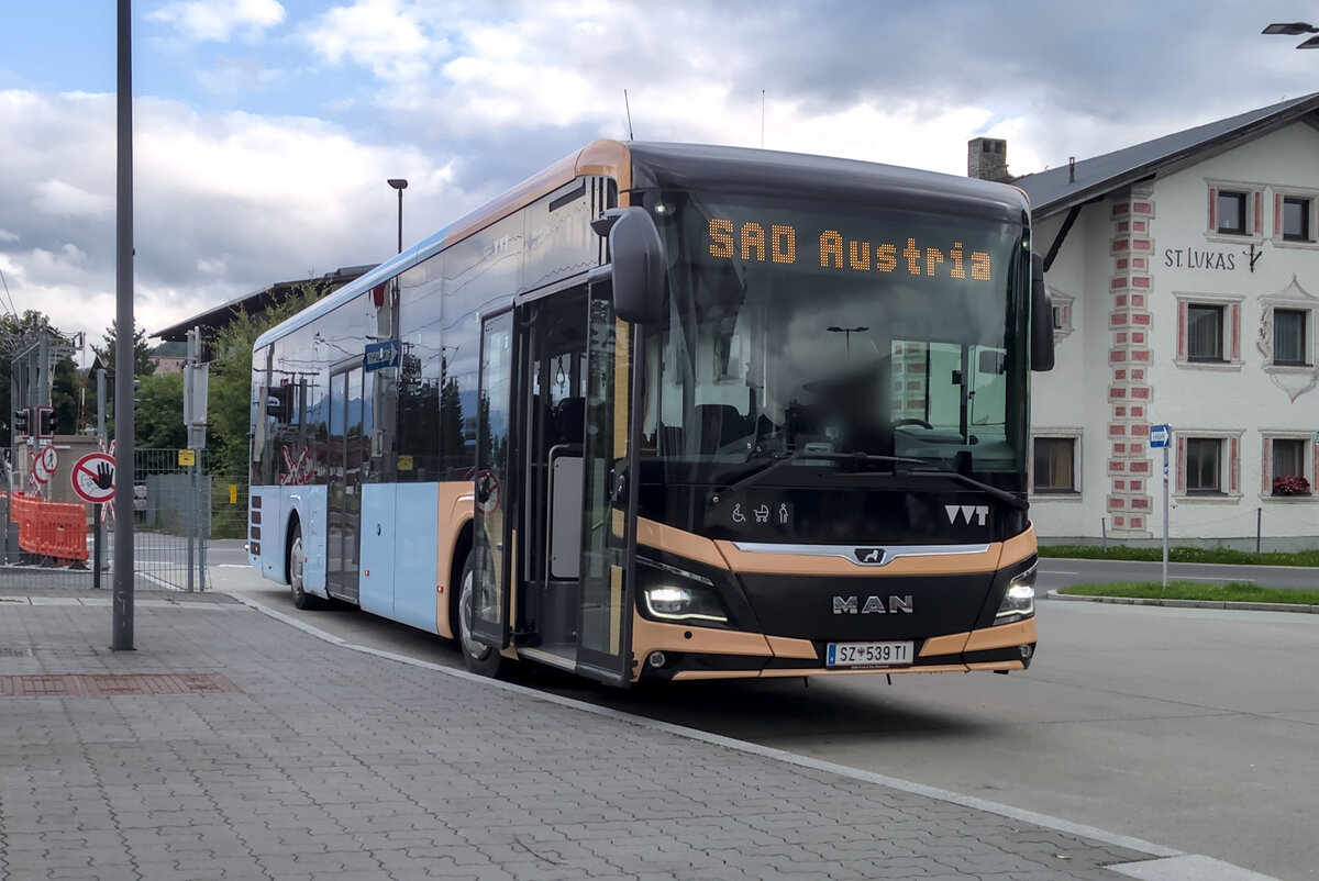 MAN Niederflurbus New Lions City von Reisebüro Breuss/SAD Austria (SZ-539TI) am Bhf. Seefeld in Tirol. Aufgenommen 29.7.2025.
