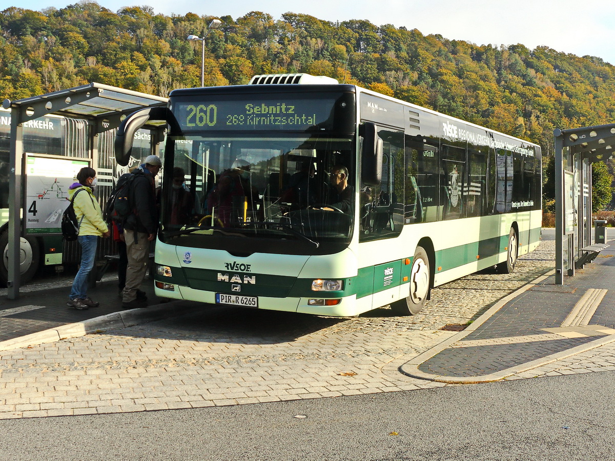 MAN NÜ323 am 16. Oktober 2021 in Bad Schandau am Bahnhof.