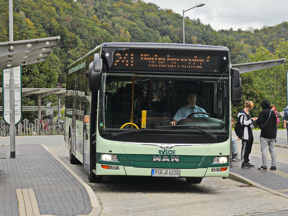 MAN NÜ323 Lion`s City der  Oberelbische Verkehrsgesellschaft steht am 06. Oktober 2021 am Bahnhof Bad Schandau.
