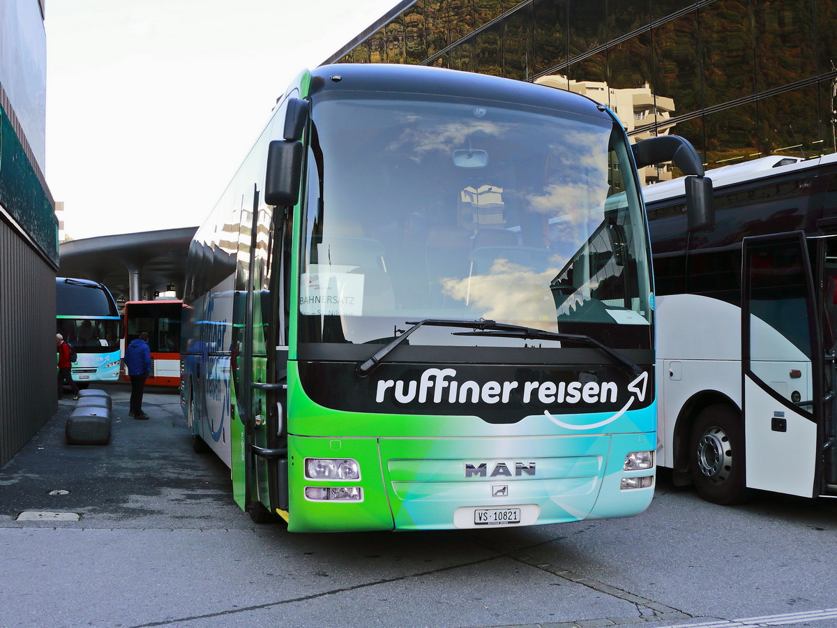 MAN der Ruffiner Reisen aus der Schweiz am 16. Oktober 2019 am Bahnhof Visp im SEV.